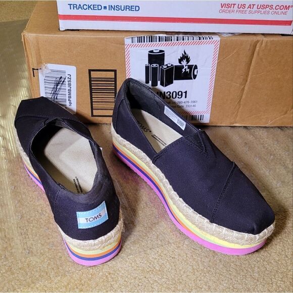 TOMS   - Picture 5 of 9